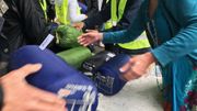Les bénévoles ont récolté et acheté 500 sacs de couchage. Ils les ont tous distribués ce WE. Certains de ces sacs ont déjà été confisqués ce lundi matin par la police. Les bénévoles ont récolté et acheté 500 sacs de couchage. Ils les ont tous distribués ce WE. Certains de ces sacs ont déjà été confisqués ce lundi matin par la police.
