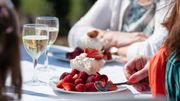 Dans le Hameau, sur le domaine de Chantilly, un resto du terroir propose de goûter à l'authentique crème Chantilly! Dans le Hameau, sur le domaine de Chantilly, un resto du terroir propose de goûter à l'authentique crème Chantilly!