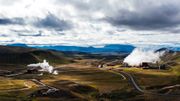 La centrale géothermique de Krafla, dans le nord de l'île, est la première centrale à grande échelle construite en Islande dans les années 70. La centrale géothermique de Krafla, dans le nord de l'île, est la première centrale à grande échelle construite en Islande dans les années 70.