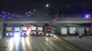 USA: pour empêcher son suicide depuis un pont, la police réquisitionne 13 camions (vidéo) USA: pour empêcher son suicide depuis un pont, la police réquisitionne 13 camions (vidéo)