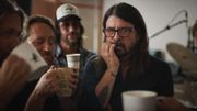 Dave Grohl lutte contre son addiction à la caféine dans un spot parodique hilarant Dave Grohl lutte contre son addiction à la caféine dans un spot parodique hilarant