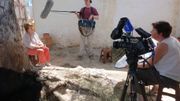 L'équipe de C'est du Belge interviewe Agnès Goffart dans une ferme des montagnes marocaines L'équipe de C'est du Belge interviewe Agnès Goffart dans une ferme des montagnes marocaines