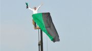 Interdit de stade, il loue une grue pour voir le match de son équipe Interdit de stade, il loue une grue pour voir le match de son équipe