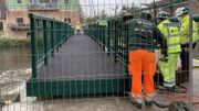 Solre-sur-Sambre : une passerelle en plastique par dessus la rivière Solre-sur-Sambre : une passerelle en plastique par dessus la rivière