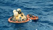 La capsule d'atterrissage de la mission spatiale Apollo XI, dans laquelle les trois astronautes, Neil A. Armstrong, Michael Collins, et Edwin E. Aldrin font leur retour sur terre La capsule d'atterrissage de la mission spatiale Apollo XI, dans laquelle les trois astronautes, Neil A. Armstrong, Michael Collins, et Edwin E. Aldrin font leur retour sur terre