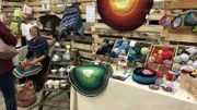 Nicole Willem veut sensibiliser au gaspillage des ressources. Elle utilise pour cela des T-shirts qu'on ne met plus. Elle les découpe en lanière qu'elle crochète pour créer des tapis, des paniers ou des éléments de déco. Nicole Willem veut sensibiliser au gaspillage des ressources. Elle utilise pour cela des T-shirts qu'on ne met plus. Elle les découpe en lanière qu'elle crochète pour créer des tapis, des paniers ou des éléments de déco.