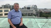 Guy Loncke, le concierge, s'octroie chaque jour un moment de répit, avec vue unique sur le quartier européen Guy Loncke, le concierge, s'octroie chaque jour un moment de répit, avec vue unique sur le quartier européen