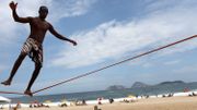 Au camping, sur la plage ou dans les parcs, vous avez sans doute déjà eu l'occasion de voir des gens s'amuser sur une slackline. Au camping, sur la plage ou dans les parcs, vous avez sans doute déjà eu l'occasion de voir des gens s'amuser sur une slackline.