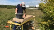 Michel Woodbury passe la terre et les gravats au tamis pour repérer les morceaux de silex, d'ossements ou de céramique. Michel Woodbury passe la terre et les gravats au tamis pour repérer les morceaux de silex, d'ossements ou de céramique.