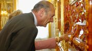 J. Chirac admirant les détails du Cabinet reconstitué, lors de son inauguration en 2003. J. Chirac admirant les détails du Cabinet reconstitué, lors de son inauguration en 2003.