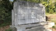 Le monument aux fusillés de la Chartreuse privé de sa statue. Après deux vols, en 2011 et 2018, La statue métallique a été remplacée par une copie en résine. Le monument aux fusillés de la Chartreuse privé de sa statue. Après deux vols, en 2011 et 2018, La statue métallique a été remplacée par une copie en résine.