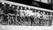 Les Belges avant le Tour 1960 avec notamment Gilbert Desmet, Andre Messelis, Eddy Pauwels, Jan Adriaensens, Yvo Molenaers, Louis Proost, Jean Brankart, Michel Van Aerde, Julien Schepens, Martin Van Geneugden, Joseph Jef Planckaert, Jacques Schoubben et Georges Ronsse. Jos Hoevenaars est le 8ème en partant de la gauche. Les Belges avant le Tour 1960 avec notamment Gilbert Desmet, Andre Messelis, Eddy Pauwels, Jan Adriaensens, Yvo Molenaers, Louis Proost, Jean Brankart, Michel Van Aerde, Julien Schepens, Martin Van Geneugden, Joseph Jef Planckaert, Jacques Schoubben et Georges Ronsse. Jos Hoevenaars est le 8ème en partant de la gauche.