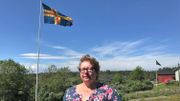 Comme beaucoup d'habitants de Aland, Marie Michelsson hisse le drapeau dans son jardin le 9 juin, le jour de la fête de l'autonomie. Comme beaucoup d'habitants de Aland, Marie Michelsson hisse le drapeau dans son jardin le 9 juin, le jour de la fête de l'autonomie.