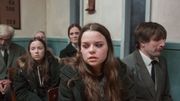 "Tristesses"d'Anne-Cécile Vandalem. Scène de l'enterrement à l'église.Au premier plan Epona Guillaume. "Tristesses"d'Anne-Cécile Vandalem. Scène de l'enterrement à l'église.Au premier plan Epona Guillaume.