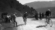 Romain Maes tiré par le Belge Jules Lowie en bas du col de l'Aubisque, le 22 juillet 1935, lors de la 16ème étape du Tour. Romain Maes tiré par le Belge Jules Lowie en bas du col de l'Aubisque, le 22 juillet 1935, lors de la 16ème étape du Tour.