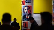 C'est une affiche, créée par l'artiste Shepard Fairey, qui fera le tour du monde : le visage d'Obama accompagné du mot "Hope" ("espoir"). C'est une affiche, créée par l'artiste Shepard Fairey, qui fera le tour du monde : le visage d'Obama accompagné du mot "Hope" ("espoir").