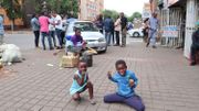 Des enfants jouent devant le Parlement debout des Congolais, dans une rue de Johannesburg. Des enfants jouent devant le Parlement debout des Congolais, dans une rue de Johannesburg.
