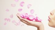 Le démaquillant naturel à l'eau de rose à faire chez soi Le démaquillant naturel à l'eau de rose à faire chez soi