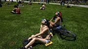 Des Argentines regardent l'éclipse solaire partielle devant le planétarium Galileo Galilei à Buenos Aires le 14 décembre 2020. Des Argentines regardent l'éclipse solaire partielle devant le planétarium Galileo Galilei à Buenos Aires le 14 décembre 2020.
