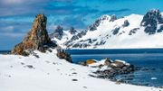 L’Antarctique, le seul continent inhabité de la planète, une terre de glace, fragile habitat des manchots et d’une faune exceptionnellement résistante. L’Antarctique, le seul continent inhabité de la planète, une terre de glace, fragile habitat des manchots et d’une faune exceptionnellement résistante.