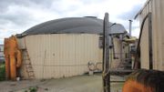 Le fumier (composé de tout une série de déchets organiques) fermente dans de grands méthaniseurs et libère le méthane qui fait fonctionner des moteurs couplés à une génératrice, produisant ainsi de l’électricité. Celle-ci est consommée sur le site, et le surplus est injecté sur le réseau de la commune. Quant aux reste des déchets, ils conservent toutes leurs propriétés fertilisantes et servent à l’épandage. "Et la boucle est bouclée", dit Jean Kessler Le fumier (composé de tout une série de déchets organiques) fermente dans de grands méthaniseurs et libère le méthane qui fait fonctionner des moteurs couplés à une génératrice, produisant ainsi de l’électricité. Celle-ci est consommée sur le site, et le surplus est injecté sur le réseau de la commune. Quant aux reste des déchets, ils conservent toutes leurs propriétés fertilisantes et servent à l’épandage. "Et la boucle est bouclée", dit Jean Kessler