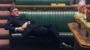 Jacob Rees-Mogg fait une petite sieste sur un banc de l'assemblée. Jacob Rees-Mogg fait une petite sieste sur un banc de l'assemblée.
