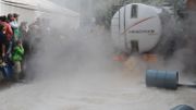 Les agriculteurs ont ouvert la vanne d'un camion hollandais, répandant ainsi le babeurre sur le site de la beurrerie Corman à Goé. Les agriculteurs ont ouvert la vanne d'un camion hollandais, répandant ainsi le babeurre sur le site de la beurrerie Corman à Goé.