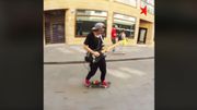 [Zapping 21] Il joue de la guitare sur un skateboard