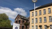 Les deux mâts éclaireront l'avant et l'arrière de l'Administration communale de Flobecq Les deux mâts éclaireront l'avant et l'arrière de l'Administration communale de Flobecq