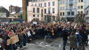 Les élèves ont terminé leur cortège à l'hôtel de ville. Les élèves ont terminé leur cortège à l'hôtel de ville.