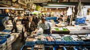 A Tokyo, le marché de Tsukiji a été transféré à Toyosu mais il reste encore des étals qui ont subsité et qui méritent le détour A Tokyo, le marché de Tsukiji a été transféré à Toyosu mais il reste encore des étals qui ont subsité et qui méritent le détour
