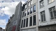La façade visible sur la rue Marché aux Herbes compte un pignon flamand revisité à la sauce moderne La façade visible sur la rue Marché aux Herbes compte un pignon flamand revisité à la sauce moderne