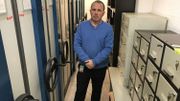 L'archiviste Alain Gérard, au milieu des compactus: ""Vous avez tout intérêt à rester avec nous, parce que vous vous perdriez facilement". L'archiviste Alain Gérard, au milieu des compactus: ""Vous avez tout intérêt à rester avec nous, parce que vous vous perdriez facilement".