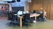 Chaque matin, les employés choisissent leur espace de travail. Une seule exigence, la place doit être laissée libre le soir, c'est ce qu'on appelle le clean desk. Chaque matin, les employés choisissent leur espace de travail. Une seule exigence, la place doit être laissée libre le soir, c'est ce qu'on appelle le clean desk.