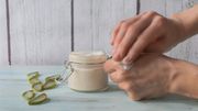 Trois recettes de crème hydratante pour soulager vos mains gercées Trois recettes de crème hydratante pour soulager vos mains gercées