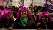 Des femmes coiffées de perruques protestent contre les violences faites aux femmes à Buenos Aires le 3 juin 2019 Des femmes coiffées de perruques protestent contre les violences faites aux femmes à Buenos Aires le 3 juin 2019