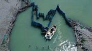 Une vue aérienne du 24 juillet 2020 montre des pêcheurs vérifiant leurs pièges dans l'estuaire de la Rivière Morte (Lumi i Vdekur), dans le village d'Adriatic, près du lagon de Divjake. Une vue aérienne du 24 juillet 2020 montre des pêcheurs vérifiant leurs pièges dans l'estuaire de la Rivière Morte (Lumi i Vdekur), dans le village d'Adriatic, près du lagon de Divjake.