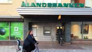 Dans les rues de Marienhamn, la capitale de Aland, on trouve la "Alands Banken" Dans les rues de Marienhamn, la capitale de Aland, on trouve la "Alands Banken"