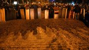 Des manifestants montent la garde alors que d'autres préparent une nouvelle barricade, place Maïdan à Kiev Des manifestants montent la garde alors que d'autres préparent une nouvelle barricade, place Maïdan à Kiev
