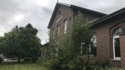Située le long de la Chaussée de Huy, l'ancienne école de Gistoux est en mauvais état. Un promoteur veut la démolir et construire à la place un ensemble d'appartements et de commerces. Située le long de la Chaussée de Huy, l'ancienne école de Gistoux est en mauvais état. Un promoteur veut la démolir et construire à la place un ensemble d'appartements et de commerces.