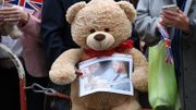 Un ours en peluche avec une photo de Archie, le fils du prince Harry et de Meghan Un ours en peluche avec une photo de Archie, le fils du prince Harry et de Meghan