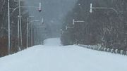 On devine ici toutes l'utilité des flêches au-dessus de la chaussée. En cas de brouillard ou de forte chute de neige en cours, elles deviennent carrément vital On devine ici toutes l'utilité des flêches au-dessus de la chaussée. En cas de brouillard ou de forte chute de neige en cours, elles deviennent carrément vital