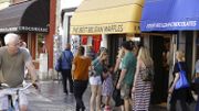Magasins de gaufres, de chocolat, les touristes ont de quoi vider leur porte-monnaie à Bruges Magasins de gaufres, de chocolat, les touristes ont de quoi vider leur porte-monnaie à Bruges
