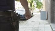 En plus de ses menottes et de son spray au poivre, l'agent Kertik porte aussi une arme à feu En plus de ses menottes et de son spray au poivre, l'agent Kertik porte aussi une arme à feu
