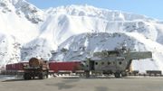 L'armée soviétique a laissé derrière elle des chars, des camions, des hélicoptères... L'armée soviétique a laissé derrière elle des chars, des camions, des hélicoptères...