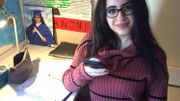 Carine Dalloul, en dernière année de secondaire, envoie un SMS à un enseignant d’Alloprof. En quelques secondes à peine, la réponse arrive et un échange commence entre Carine et l’enseignant. Carine Dalloul, en dernière année de secondaire, envoie un SMS à un enseignant d’Alloprof. En quelques secondes à peine, la réponse arrive et un échange commence entre Carine et l’enseignant.