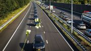 Un cortège de corbillards a emmené les premiers corps des victimes arrivés aux Pays-Bas jusqu'à Hilversum, afin de procéder à leur identification Un cortège de corbillards a emmené les premiers corps des victimes arrivés aux Pays-Bas jusqu'à Hilversum, afin de procéder à leur identification