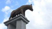 La statue de la Louve, qui symbolise La Louvière, s'élève au beau milieu d'un rond-point en plein centre-ville La statue de la Louve, qui symbolise La Louvière, s'élève au beau milieu d'un rond-point en plein centre-ville
