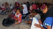 Des fillettes yéménites déplacées, suivent des cours dans un local de la province de Hodeida Des fillettes yéménites déplacées, suivent des cours dans un local de la province de Hodeida