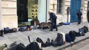 Des chiens renifleurs à l'affût du matériel des journalistes, aux abords de l'église Saint-Sulpice à Paris Des chiens renifleurs à l'affût du matériel des journalistes, aux abords de l'église Saint-Sulpice à Paris